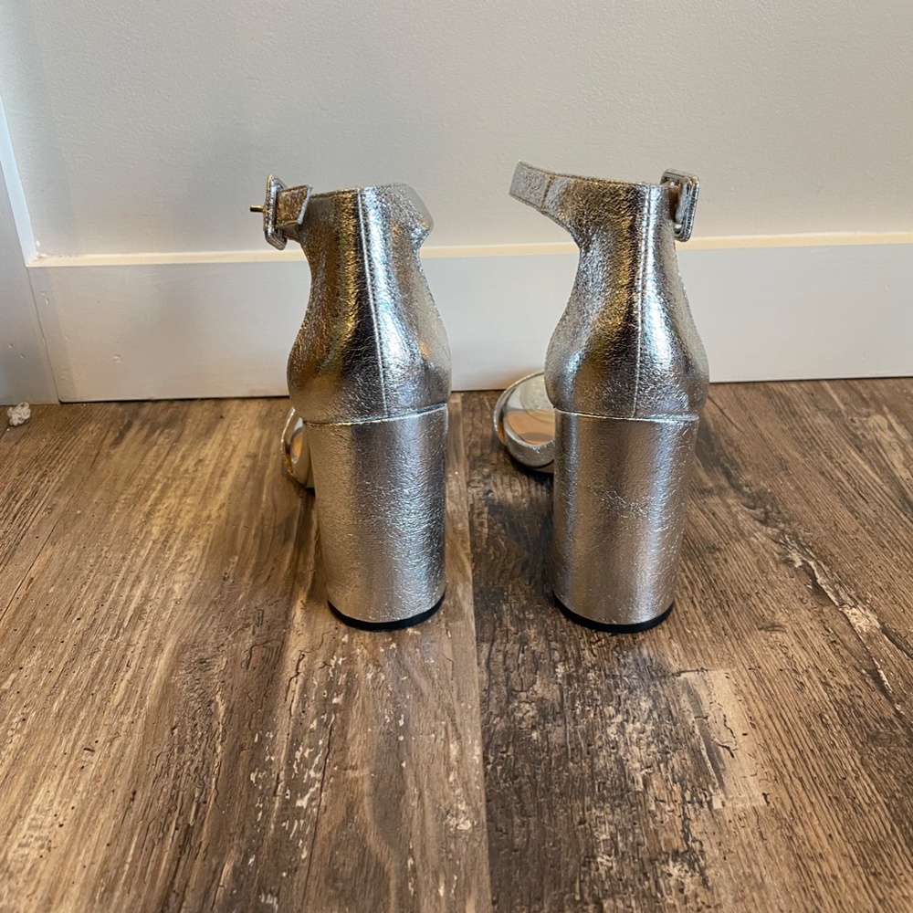 Silver Heels - Picture 3 of 3
